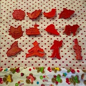 Vintage 1978 Chilton 12 Twelve Days Of Christmas Red Plastic Cookie Cutter Set.